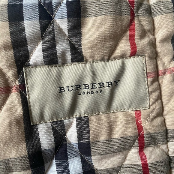 REPOST - Authentic Burberry White Quilted Jacket with Relaxed Fit - Picture 4 of 6